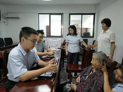 移動(dòng)柜臺(tái)進(jìn)鄉(xiāng)村，暖心服務(wù)零距離——房縣門古寺鎮(zhèn)金融信息服務(wù)新實(shí)踐